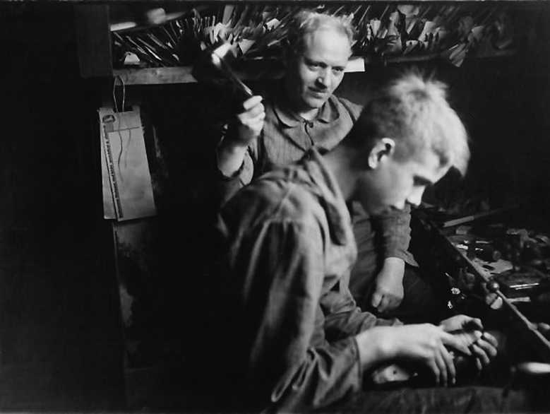 Vater und Sohn bei der Arbeit